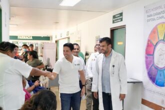 Renán Sánchez Tajonar respalda acciones para fortalecer la atención médica en Cozumel