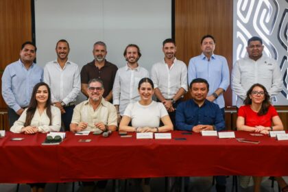 Estefanía Mercado cierra filas con empresarios y hoteleros para hacer frente al sargazo en Playa del Carmen