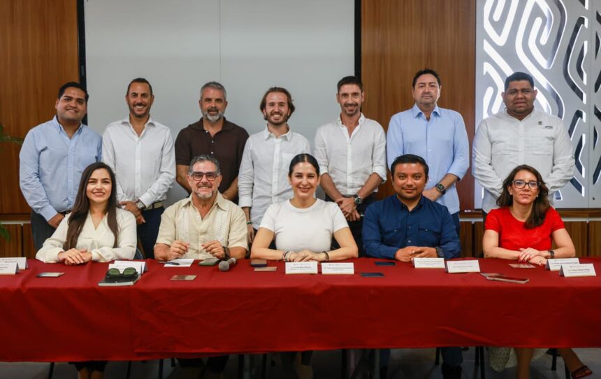 Estefanía Mercado cierra filas con empresarios y hoteleros para hacer frente al sargazo en Playa del Carmen