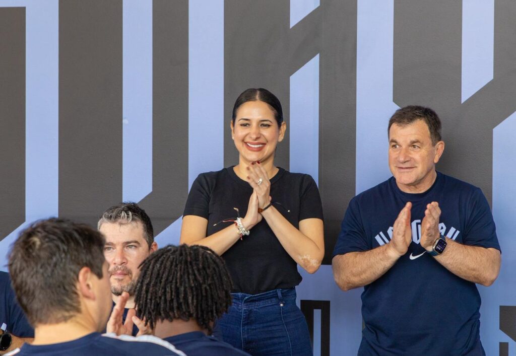Estefanía Mercado y Mara Lezama dan la bienvenida a la Selección de Uruguay a Playa del Carmen
