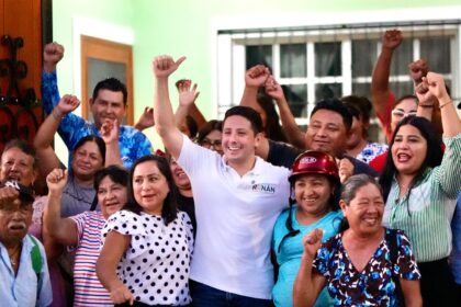 Renán Sánchez Tajonar escucha y atiende a vecinos de Cozumel