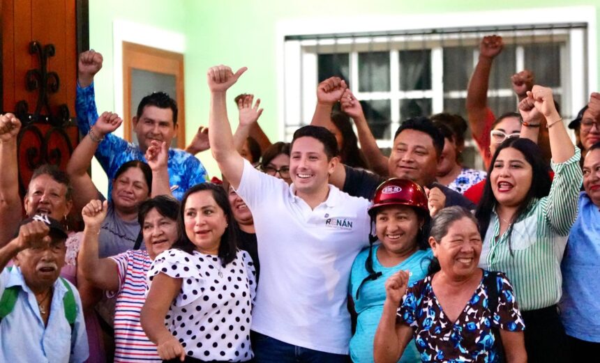 Renán Sánchez Tajonar escucha y atiende a vecinos de Cozumel
