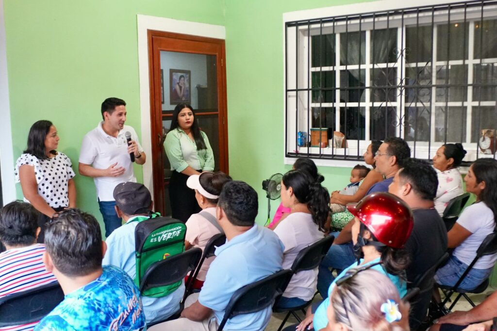 Renán Sánchez Tajonar escucha y atiende a vecinos de Cozumel