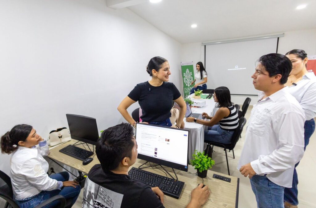 Inaugura Estefanía Mercado Oficina de Enlace de Juventud en Puerto Aventuras