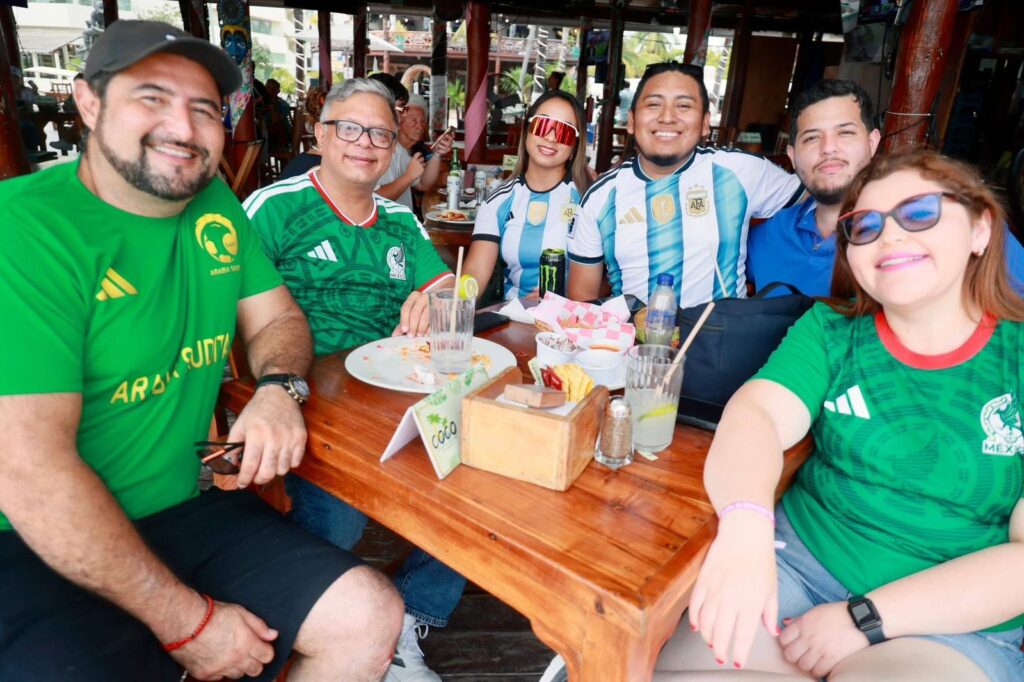 Pepe Aguilar acerca la fiesta mundialista a las familias de Isla Mujeres