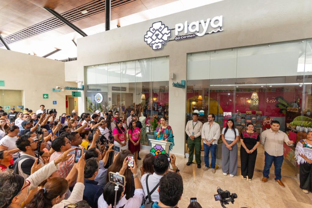 Estefanía Mercado inaugura la tienda “Hecho en Playa” en la estación del Tren Maya
