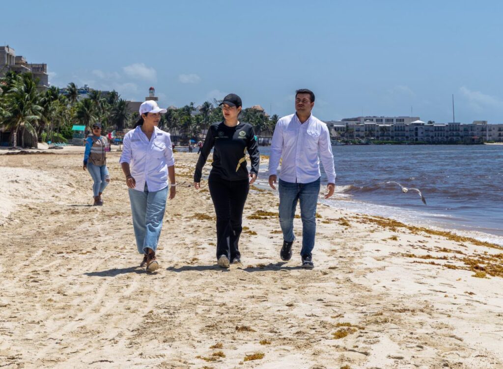 Estefanía Mercado supervisa trabajos en playas afectadas por el arribo de sargazo