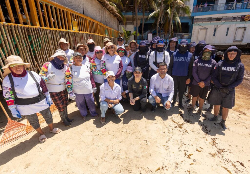 Estefanía Mercado supervisa trabajos en playas afectadas por el arribo de sargazo