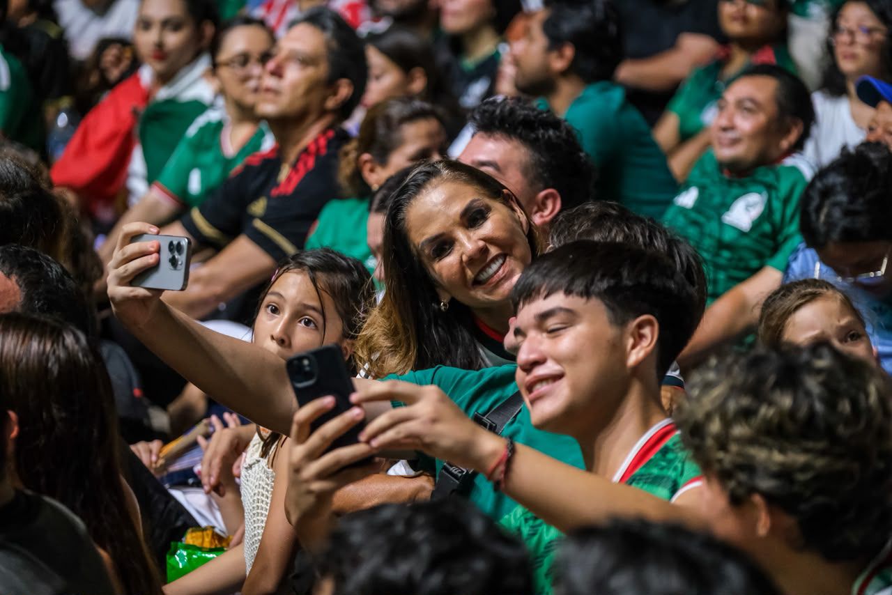 Fut Fest pinta de verde, blanco y rojo el Malecón Tajamar en el partido México-Chequia, con la presencia de Mara Lezama