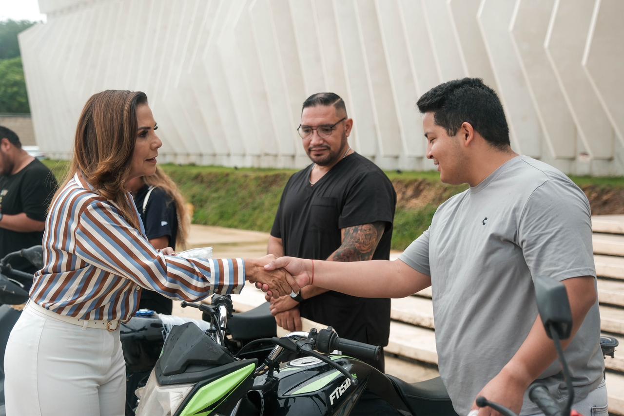 Mara Lezama entrega vehículos y motocicletas recuperadas a sus propietarios