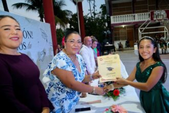 Suemi González acompaña como madrina a la Generación 2020-2026 de la Primaria Andrés Quintana Roo