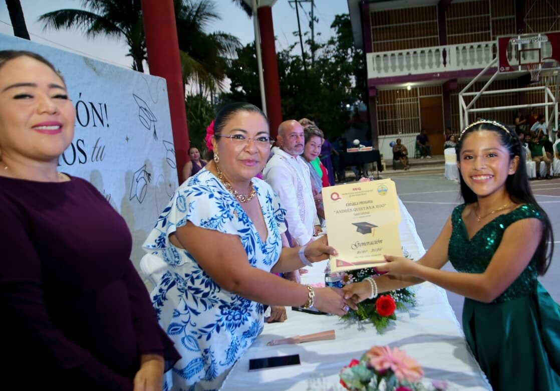 Suemi González acompaña como madrina a la Generación 2020-2026 de la Primaria Andrés Quintana Roo