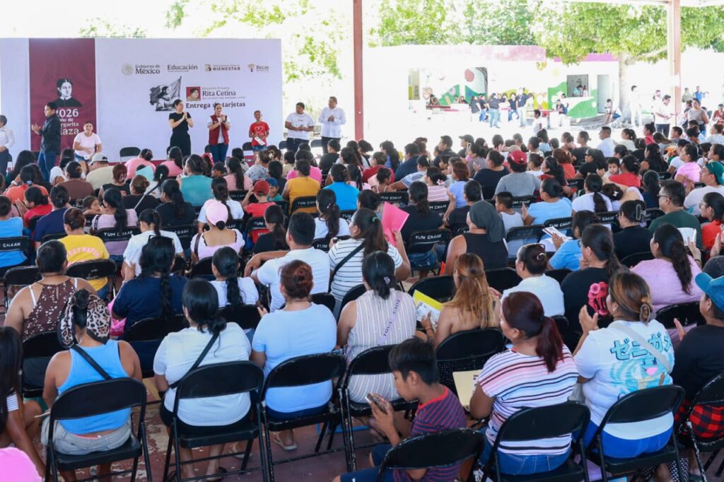 Estefanía Mercado acompaña la entrega de tarjetas de la beca “Rita Cetina” a estudiantes de educación básica de Playa del Carmen