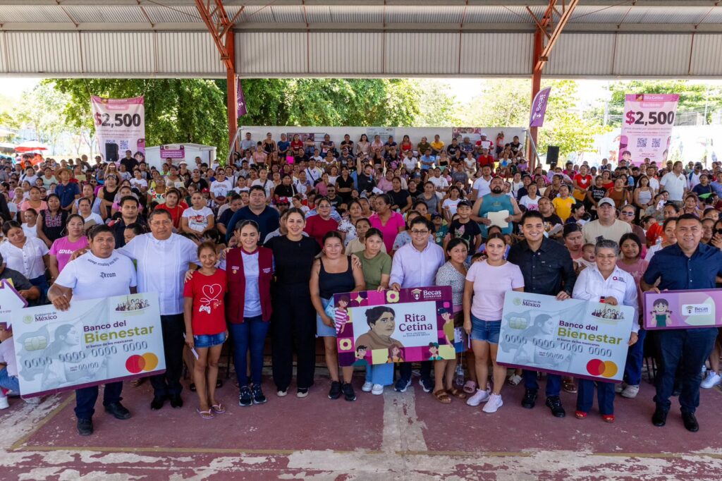 Estefanía Mercado acompaña la entrega de tarjetas de la beca “Rita Cetina” a estudiantes de educación básica de Playa del Carmen