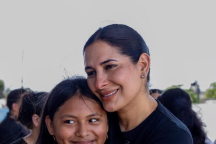 Estefanía Mercado acompaña la entrega de tarjetas de la beca “Rita Cetina” a estudiantes de educación básica de Playa del Carmen