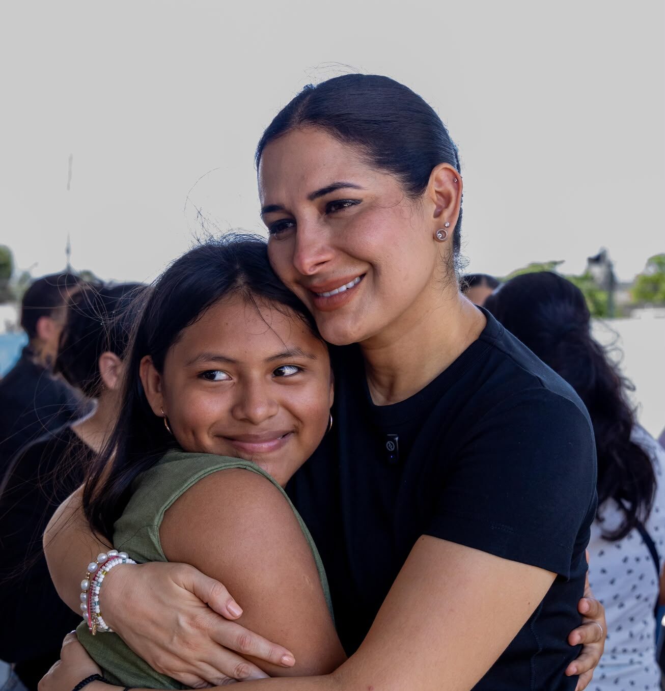 Estefanía Mercado acompaña la entrega de tarjetas de la beca “Rita Cetina” a estudiantes de educación básica de Playa del Carmen