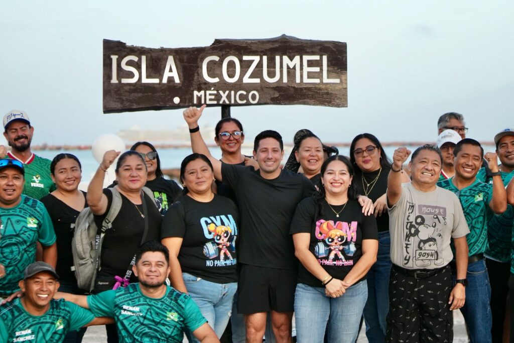 Respalda Renán Sánchez Tajonar a más de 60 maestros de Cozumel que representarán a la isla en Chetumal