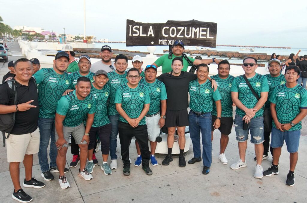 Respalda Renán Sánchez Tajonar a más de 60 maestros de Cozumel que representarán a la isla en Chetumal