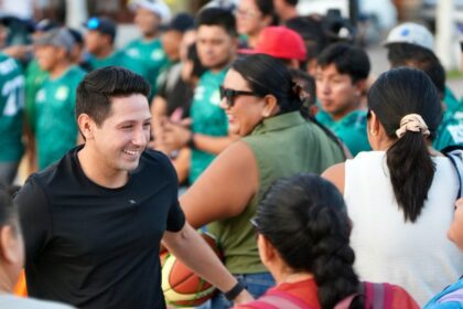 Respalda Renán Sánchez Tajonar a más de 60 maestros de Cozumel que representarán a la isla en Chetumal
