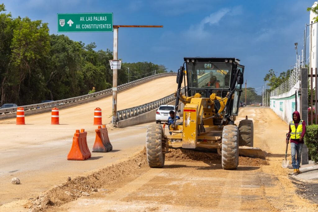 Supervisa Estefanía Mercado obras de repavimentación en puente vehicular y la avenida Flor de Ciruelo