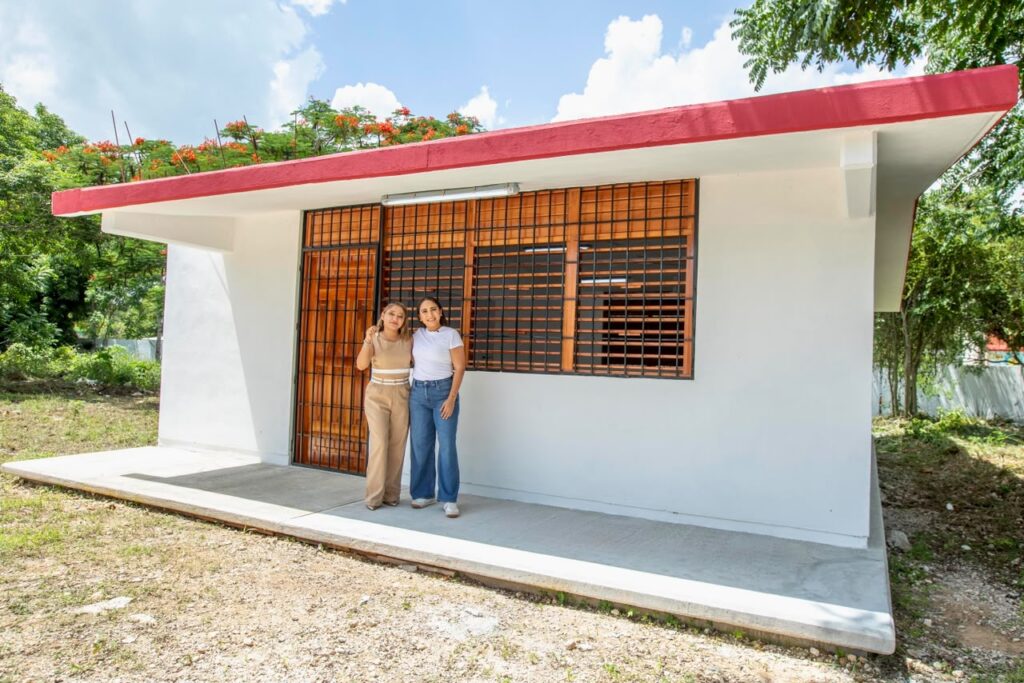 Entrega Mary Hernández nueva aula en Jardín de Niños KIMAC'OLAL