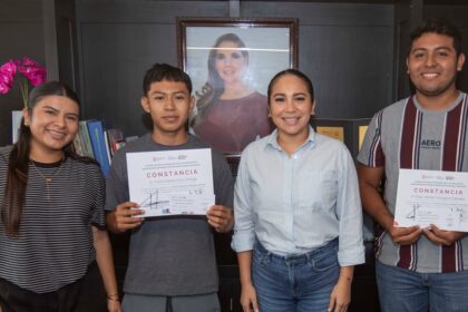 Premia Mary Hernández a ganadores del Concurso Municipal de Fotografía