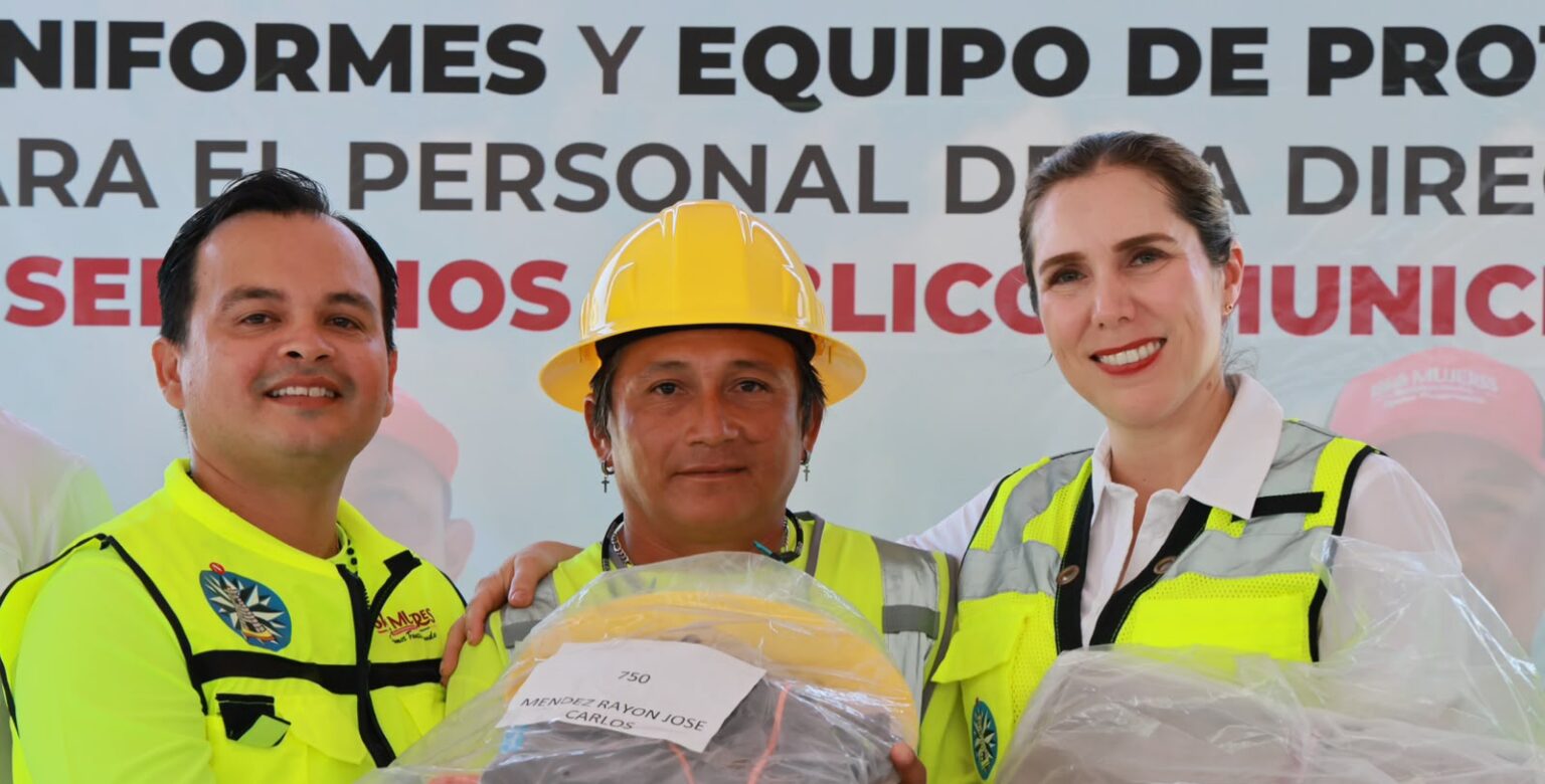 Atenea Gómez Ricalde entrega uniformes y equipo de protección al personal de Servicios Públicos de Isla Mujeres