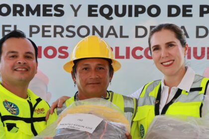 Atenea Gómez Ricalde entrega uniformes y equipo de protección al personal de Servicios Públicos de Isla Mujeres