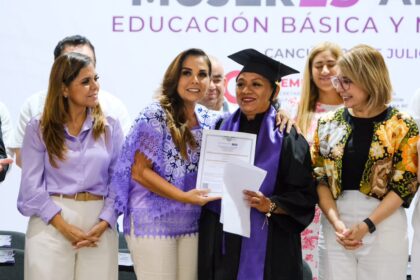 Entregan Mara Lezama y Carmen Enedina Rodríguez Armenda, directora de CENEVAL, 181 certificados a mujeres que concluyeron estudios básicos y de bachillerato