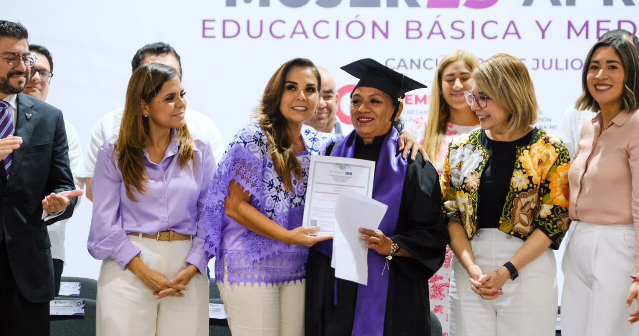Entregan Mara Lezama y Carmen Enedina Rodríguez Armenda, directora de CENEVAL, 181 certificados a mujeres que concluyeron estudios básicos y de bachillerato