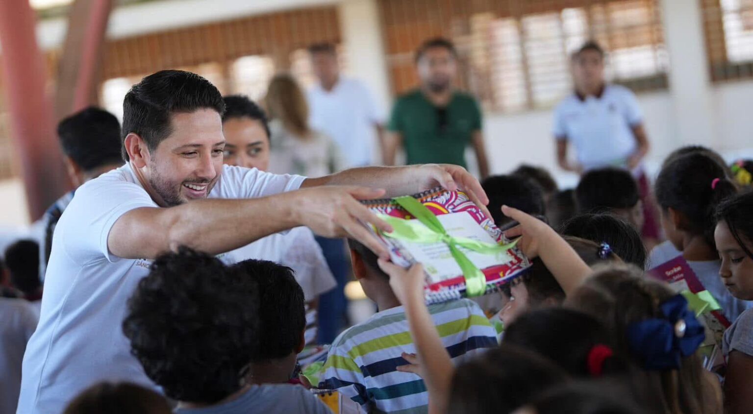 Renán Sánchez Tajonar lanza programa de entrega de kits de libretas para estudiantes cozumeleños