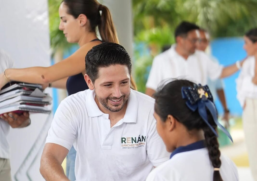 Renán Sánchez Tajonar anuncia el arranque de la entrega de kits escolares en Cozumel